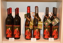 Weinflaschen mit Abbildung Hubert von Herkomers