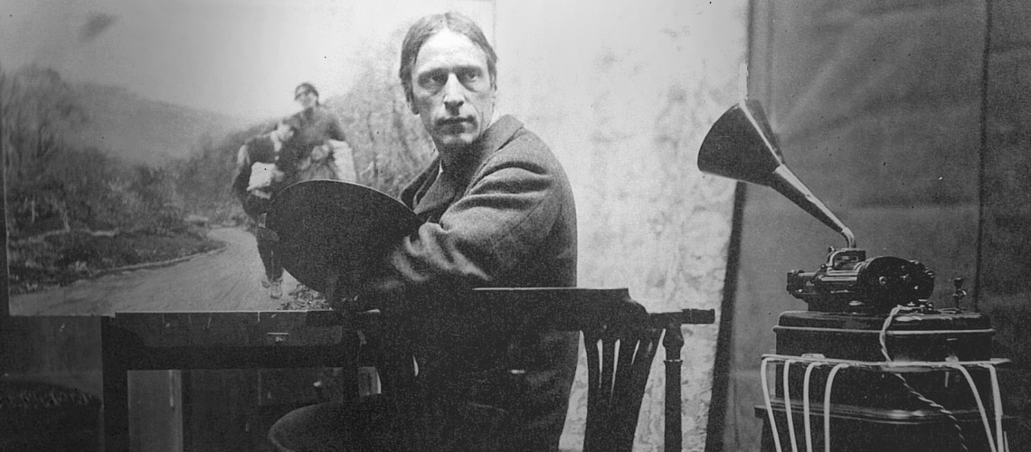 Schwarz-weiß-Foto von Hubert von Herkomer neben einem Phonographen