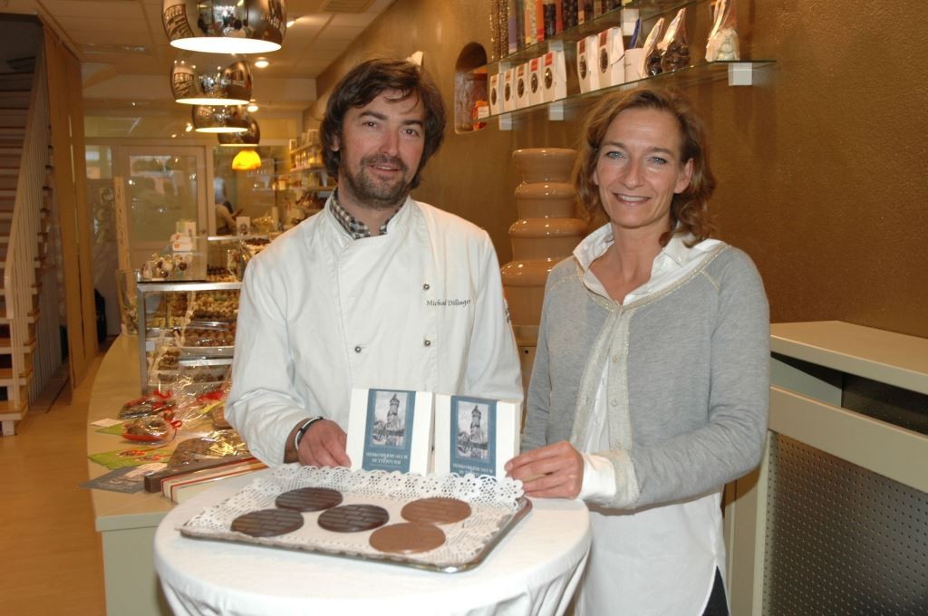 Michael Dillinger und Sonia Fischer präsentieren die Herkomer-Schokolade.