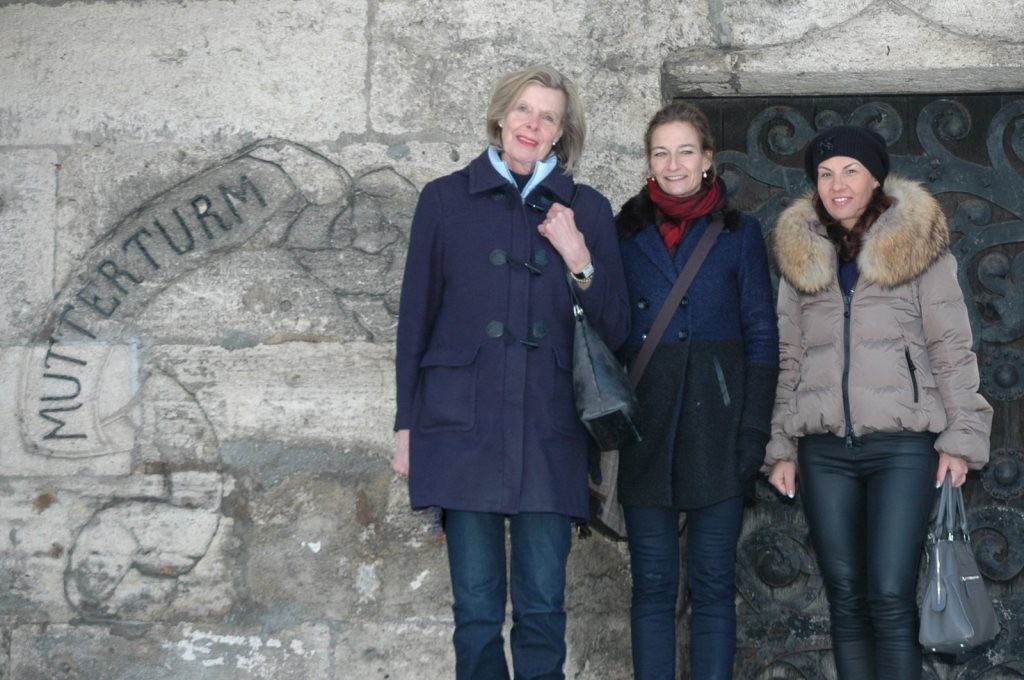Drei Vertreterinnen des Innerwheel Club am Eingang des Mutterturms