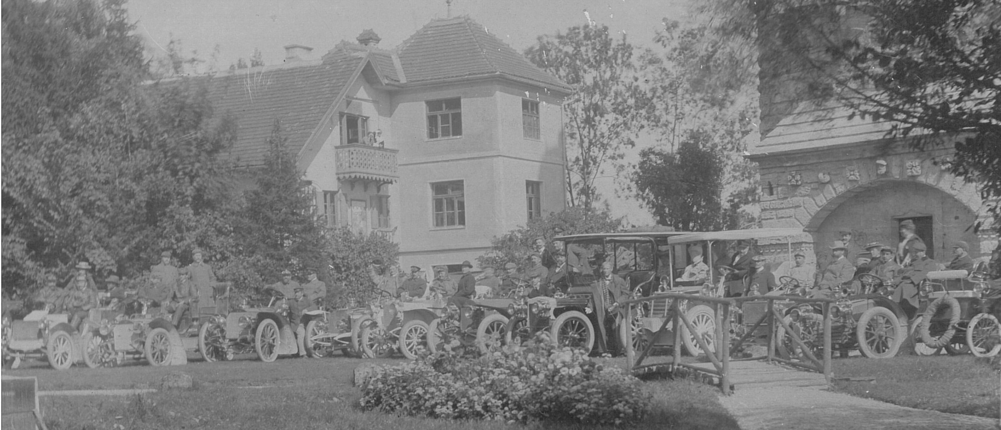 Schwarz-weiß-Foto Aufreihung mehrerer alter Automobile mit Fahrern auf dem Herkomer Anwesen
