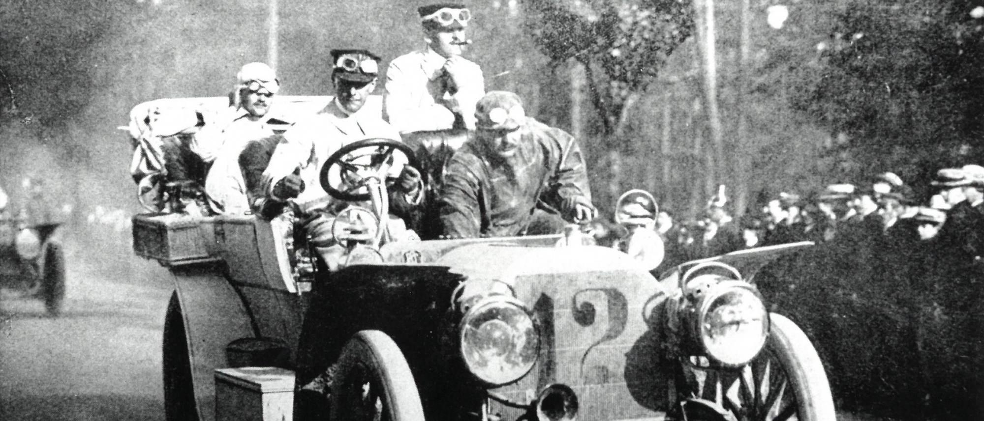 Schwarz-weiß-Foto Edgar Ladenburg und Team im Mercedes an Zuschauern vorbeifahrend