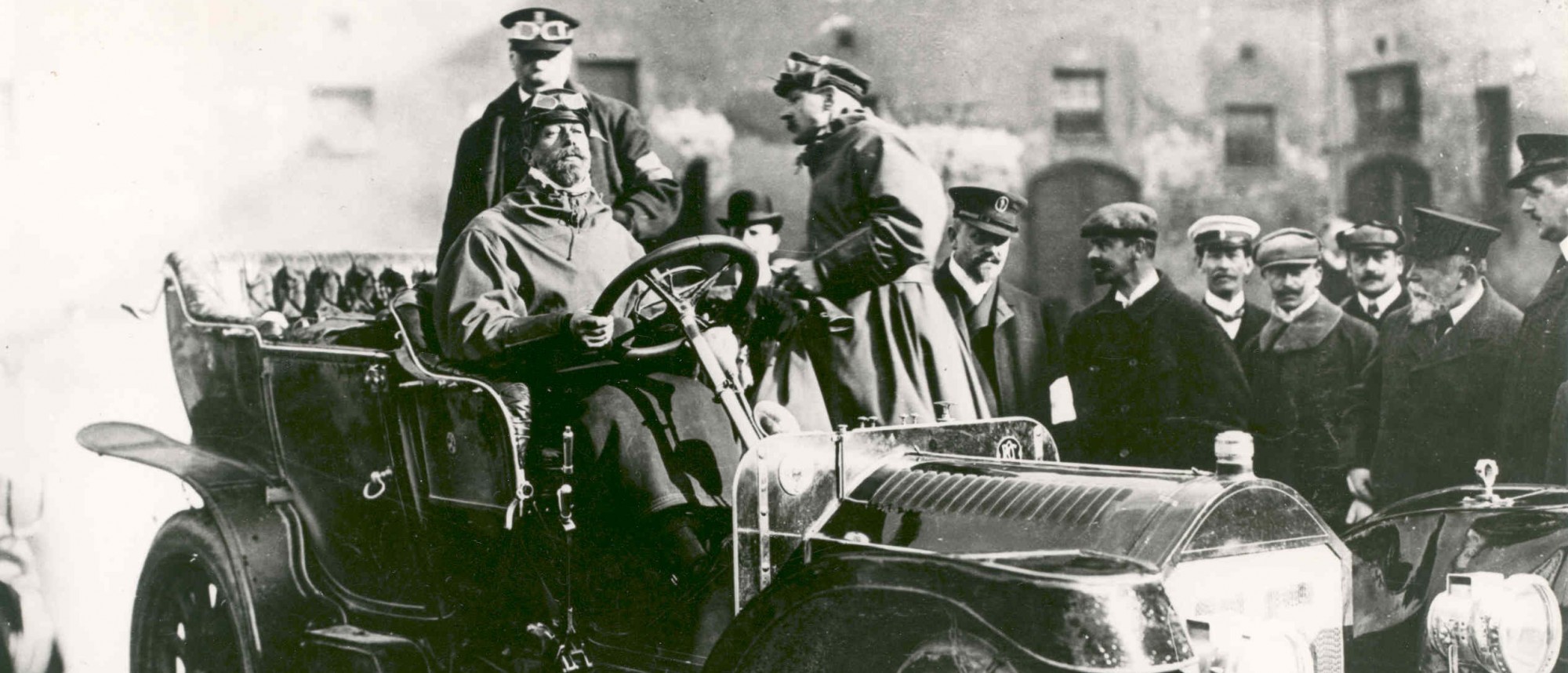 Schwarz-weiß-Foto Prinz Heinrich von Preußen mit Team in seinem Automobil