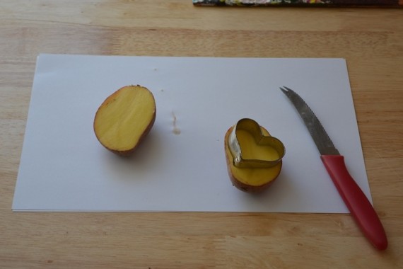Aufgeschnittene Kartoffel mit eingedrücktem Herz-Ausstecher