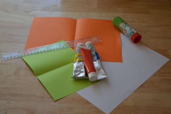 Material: farbiges Papier, weißes Papier, Kleber, Lineal, Farbtuben