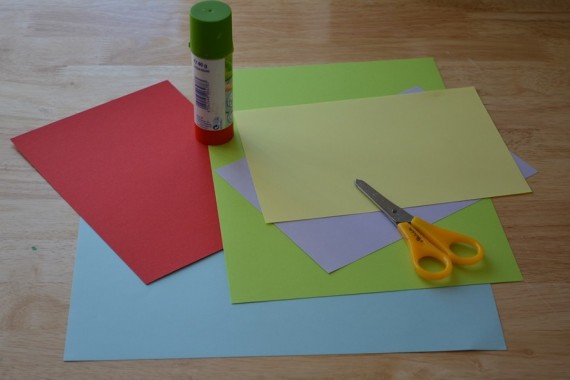 Material für Collage: farbiges Papier, Schere, Kleber