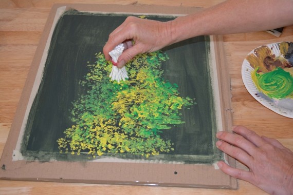 Mit Wattestäbchen grüne und gelbe Farbe auftupfen