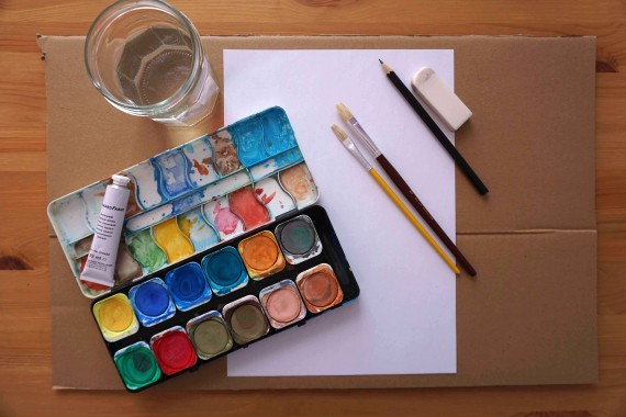 Material: Wasserfarben, Pinsel, Bleistift, Radiergummi, Wasserglas, Papier